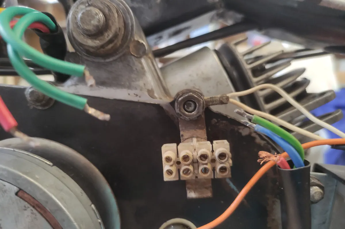 Detalle de conexiones eléctricas del vespino entre volante cdi y chasis previas a conectarse