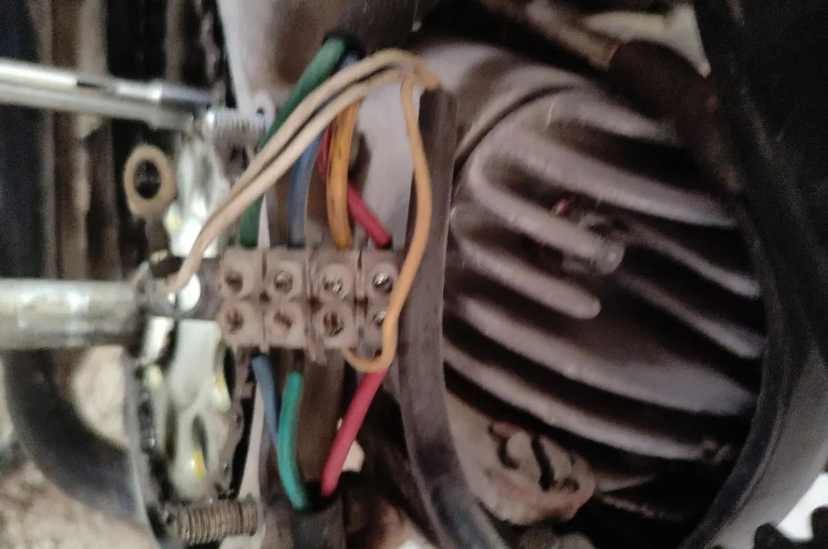 Detalle de conexiones eléctricas del vespino entre volante cdi y chasis una vez conectadas