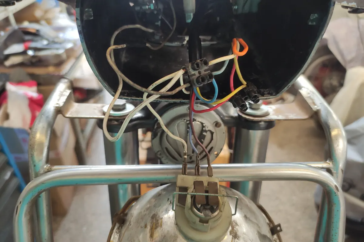Detalle de las conexiones Eléctricas en el manillar de vespino con conmutador, cables de motor y luces