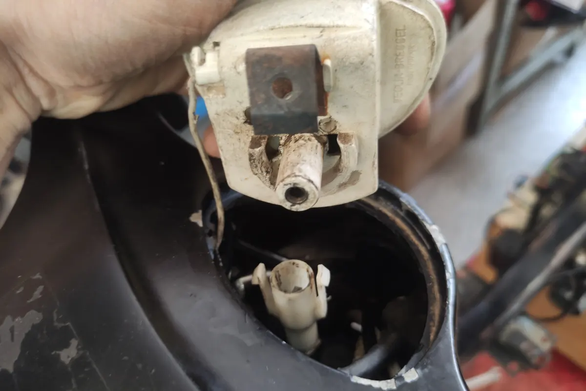 Detalle del montaje del marcador del CKM de un vespino en syu cable