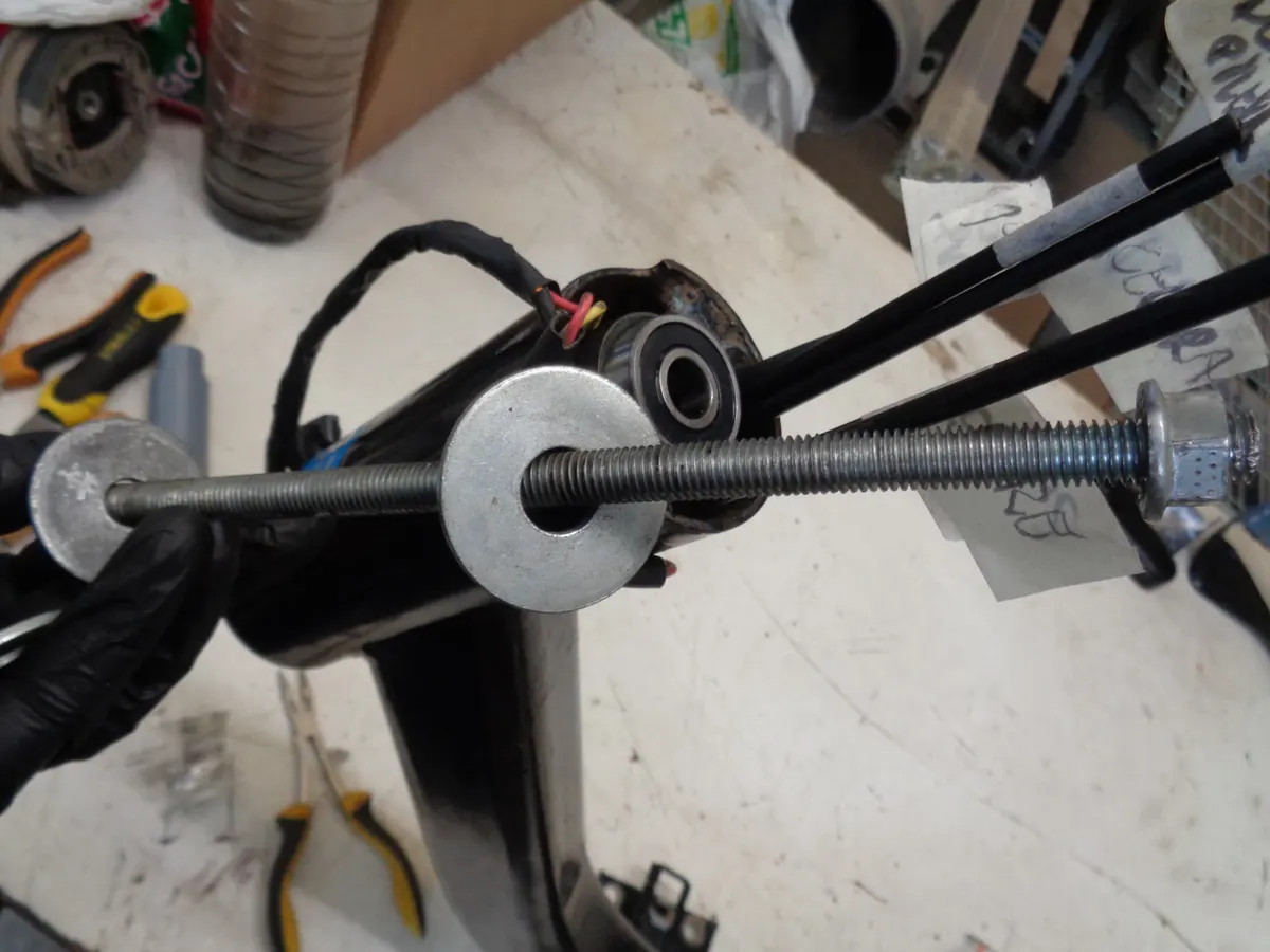 útil para montar rodamientos de dirección en un Vespino junto a la Tija