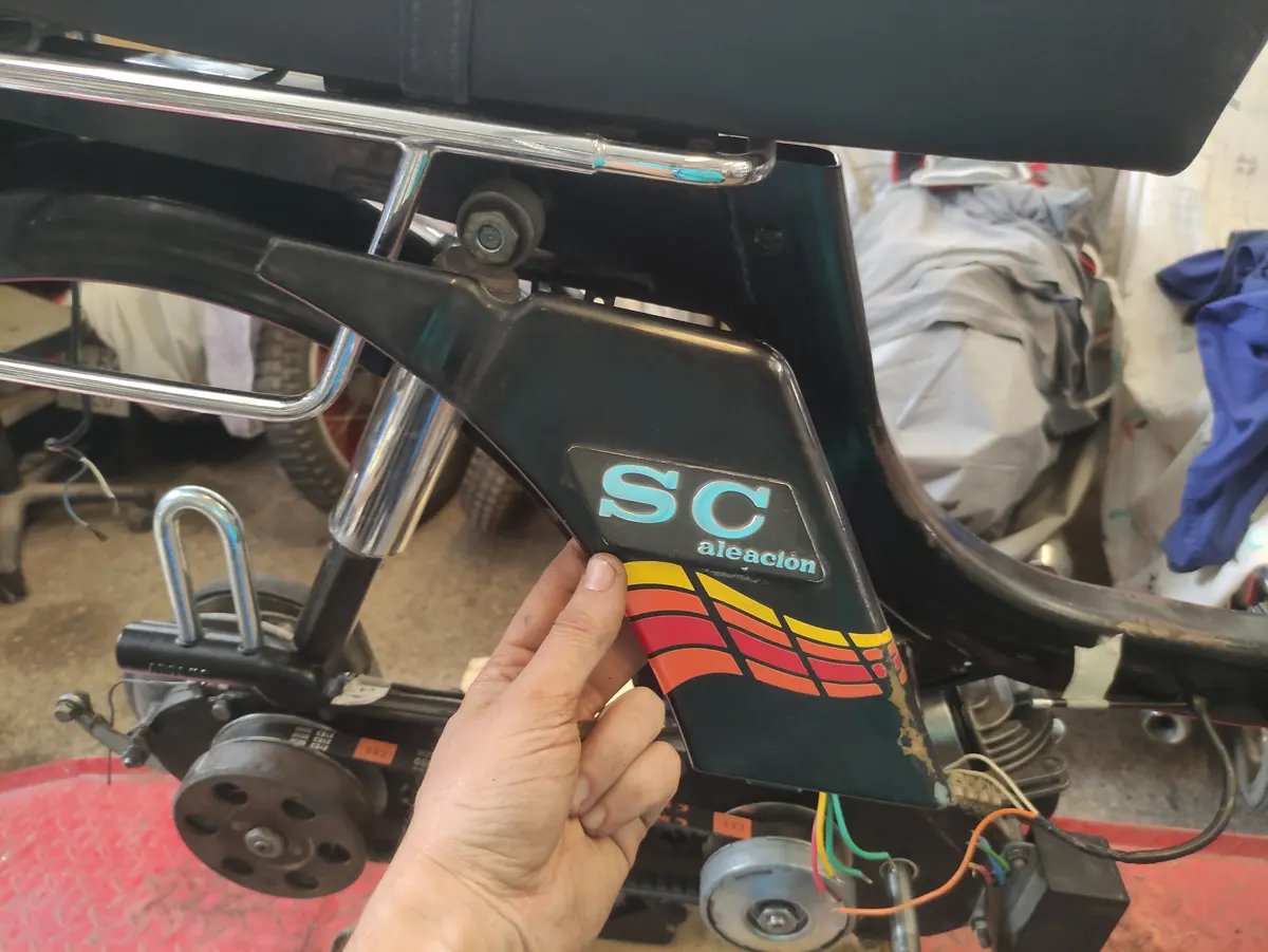 Tapa de caja de herramientas de vespino fuera de su alojamiento