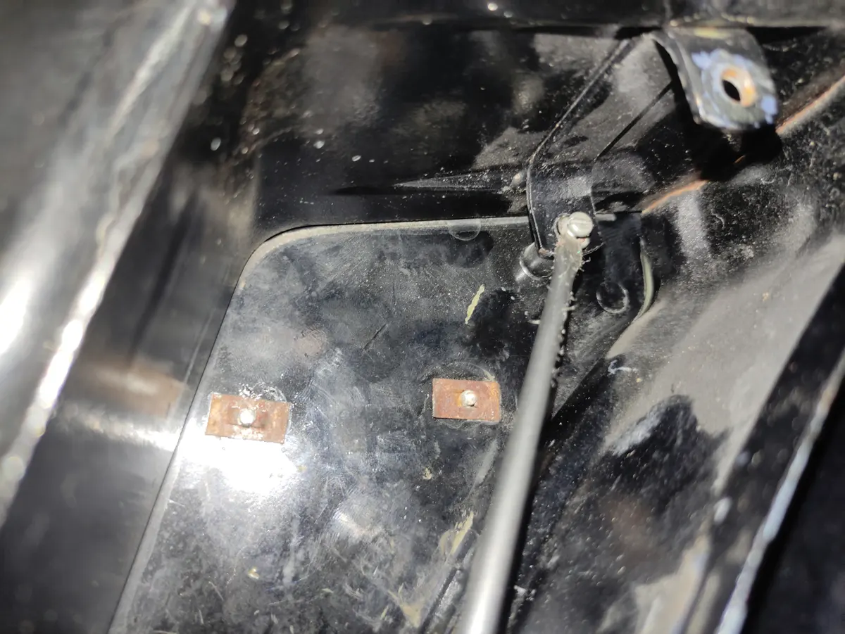 tornillo de tapa dse herramientas de vespino siendo atornillado por el interior de la caja de herramientas