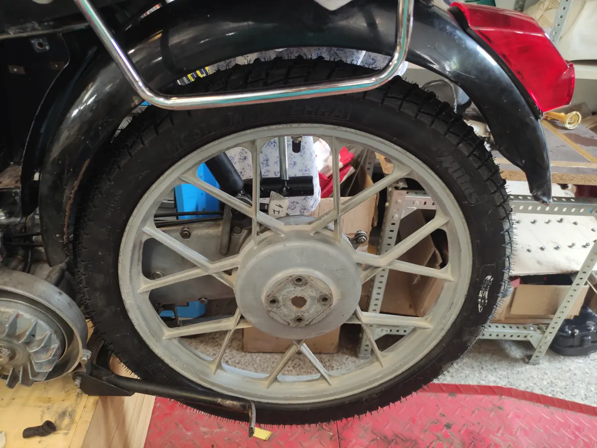 Rueda trasera de vespino en proceso de montaje en el vespino