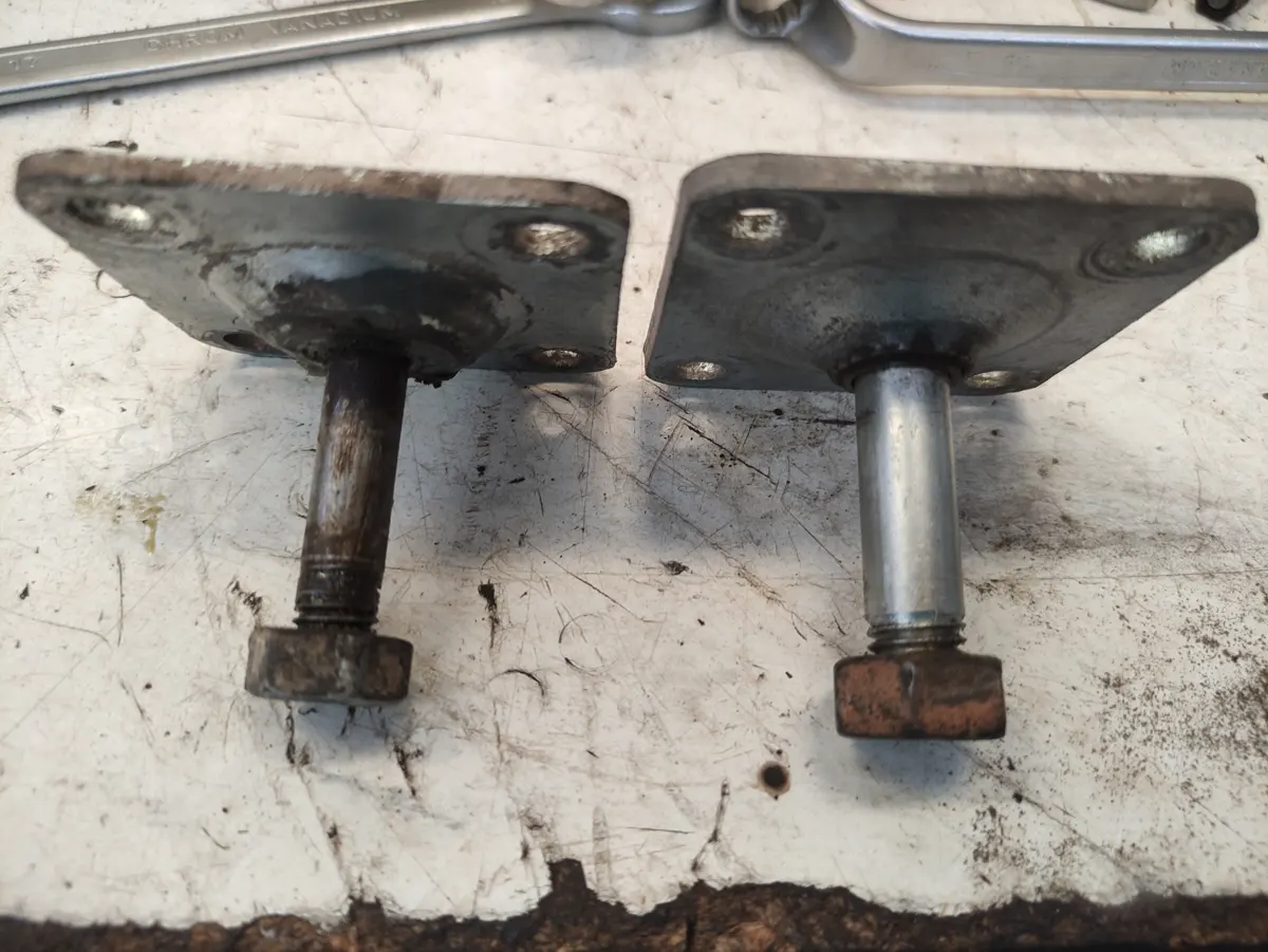 comparación de 2 soportes de amortiguador extra de vespino con diferentes grosores de eje