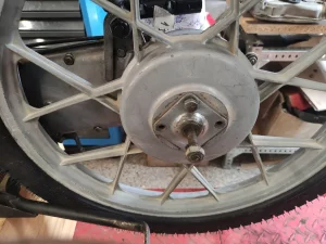 montaje de soporte inferior del amotriguador extra de vespino en la llanta con un solo tornillo