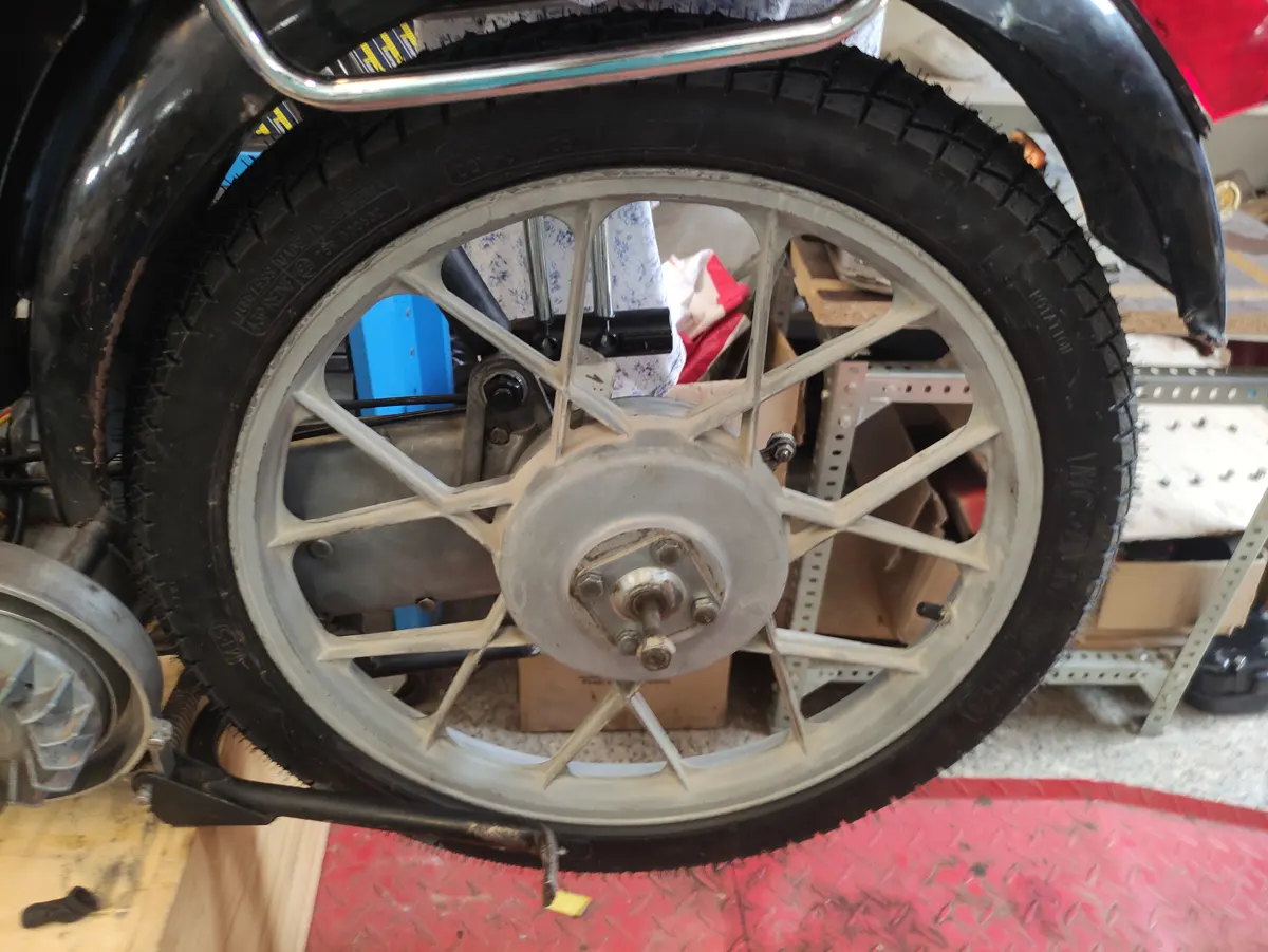 montaje de soporte inferior del amotriguador extra de vespino en la llanta con todos los tornillos