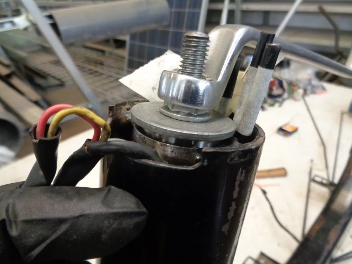 Detalle del momento en que se montan los rodamientos de dirección en un Vespino con ayuda de un útil vista superior