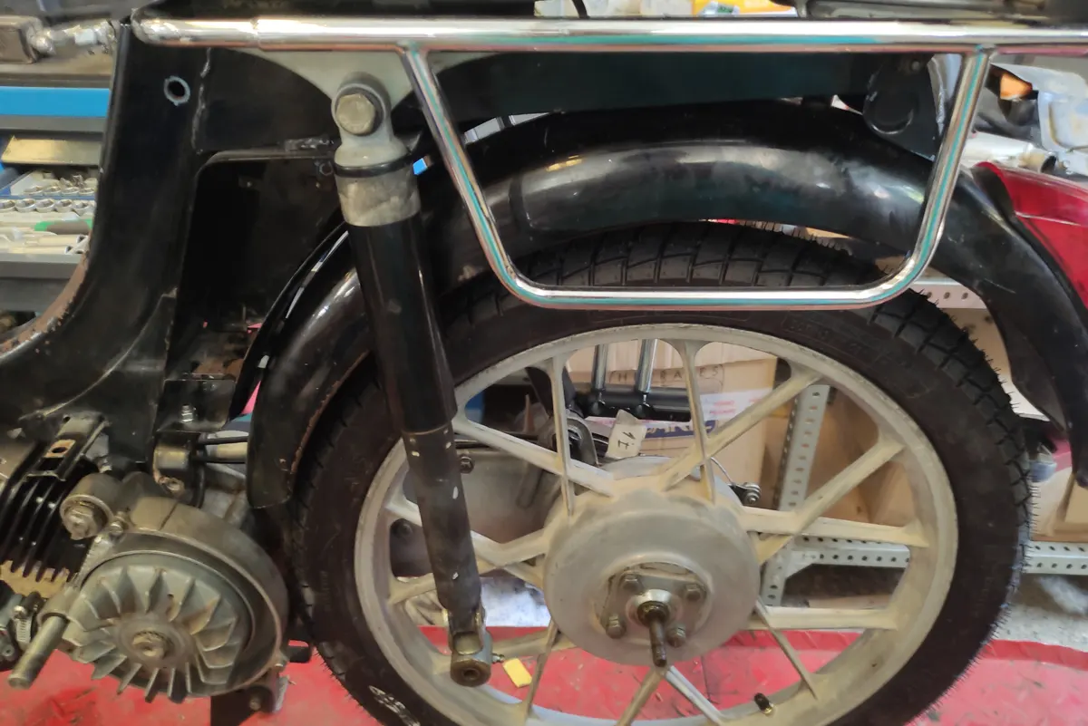 prueba del montaje de un amortiguador negro extra de Vespino