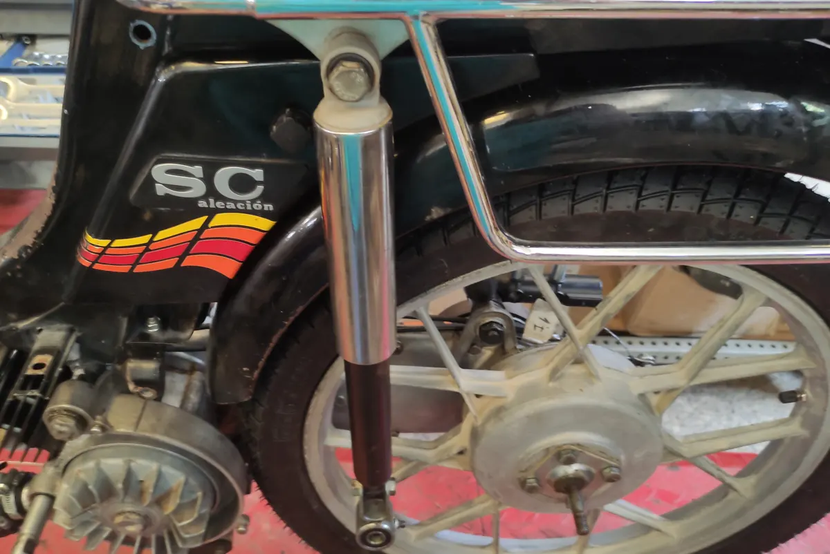 prueba del montaje de un amortiguador cromado extra de Vespino