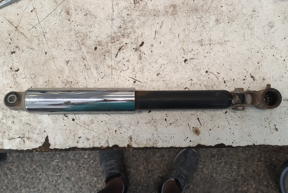 Amortiguador extra de vespino sobre una mesa para sustituir rodamientos