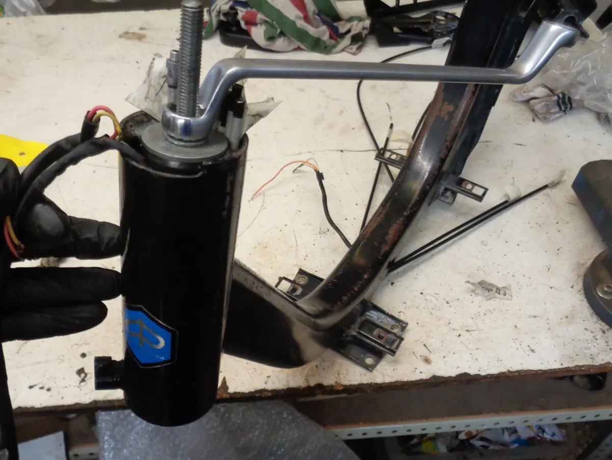 Detalle del momento en que se montan los rodamientos de dirección en un Vespino con ayuda de un útil vista frontal