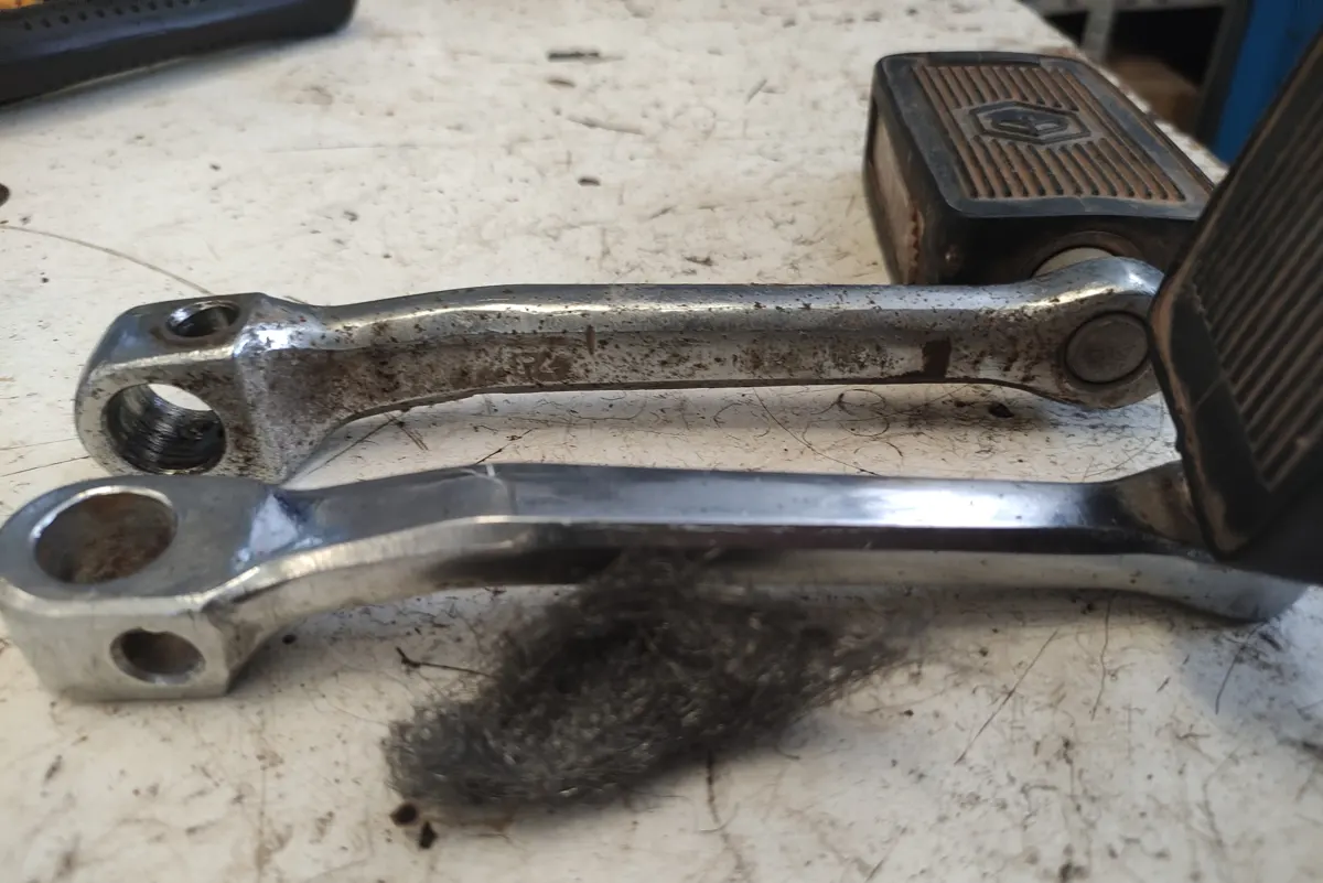 Bielas y pedales de Vespino siendo restaurados, comparaciòn entre uno con los cromados limpios y otro sin restaurar