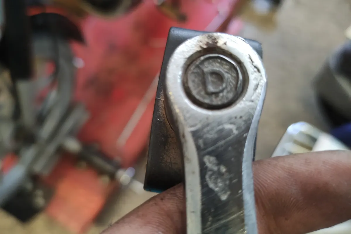 Letra D del pedal de un vespino indicativa del lado derecho del pedal