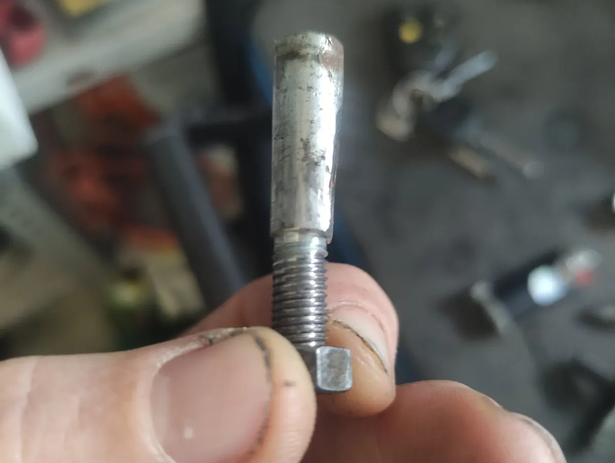 Pasador de bielas de pedales en mal estado 