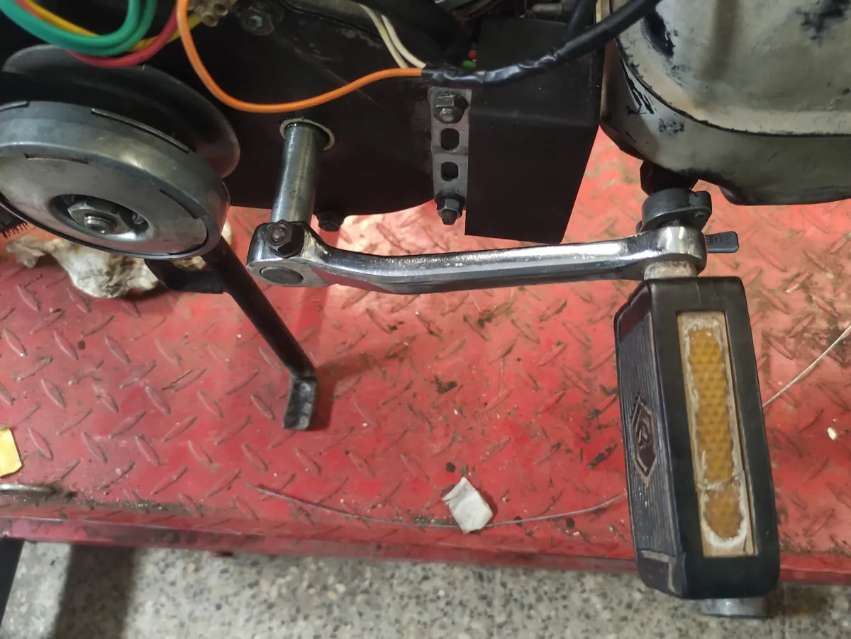 Pedal de Vespino montado en el motor vista superior