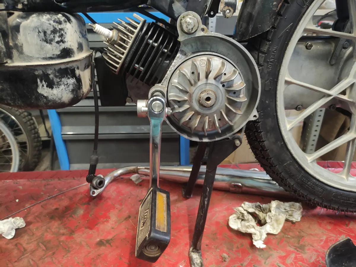 Pedal de Vespino montado en el motor vista frontal