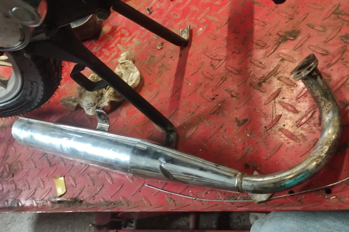 Escape de Vespino sobre el elevador de motos para ser montado en el motor