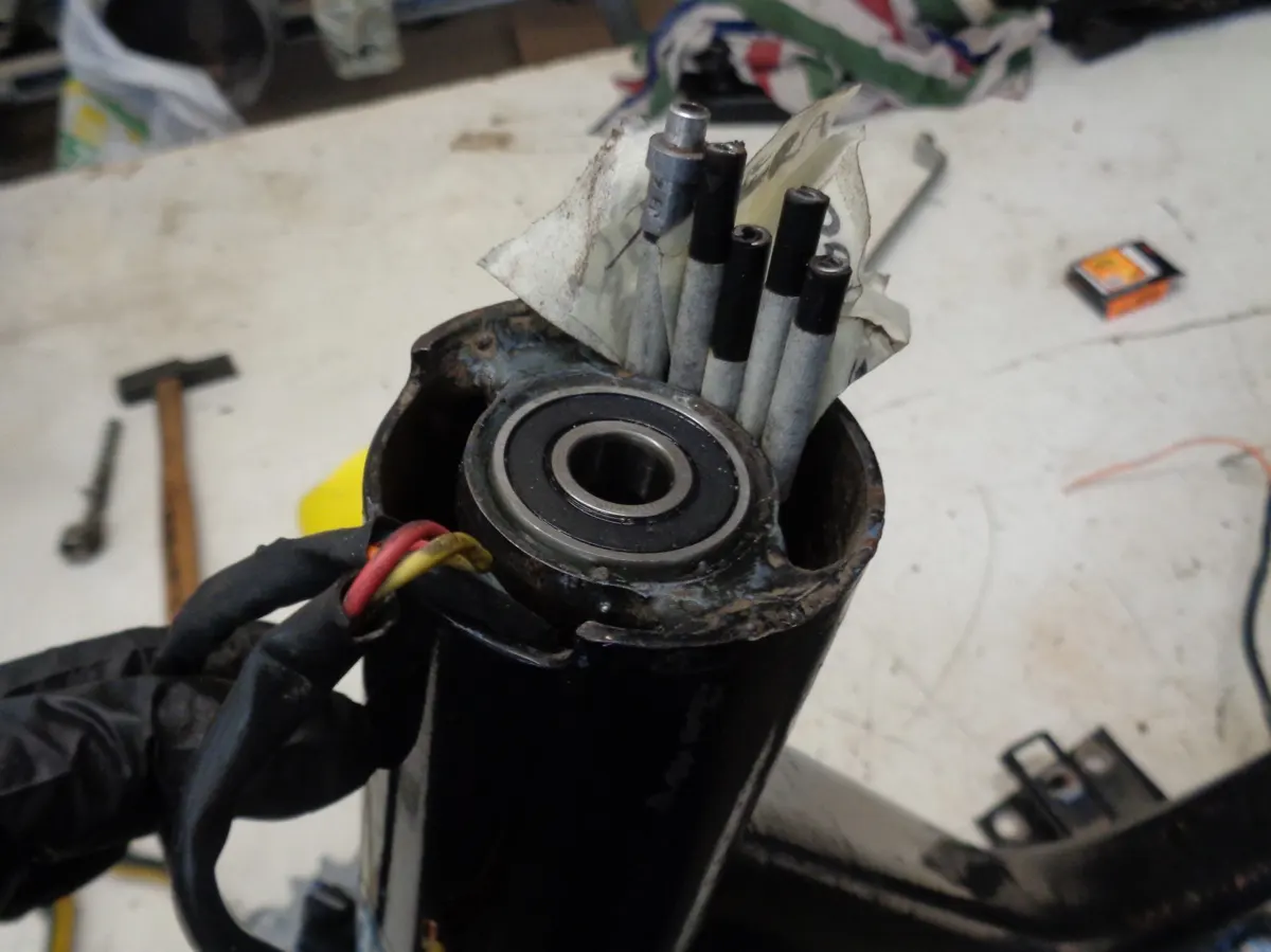 Doramiento superior de dirección montdo en una tija de Vespino junto a las fundas de cables del mimo