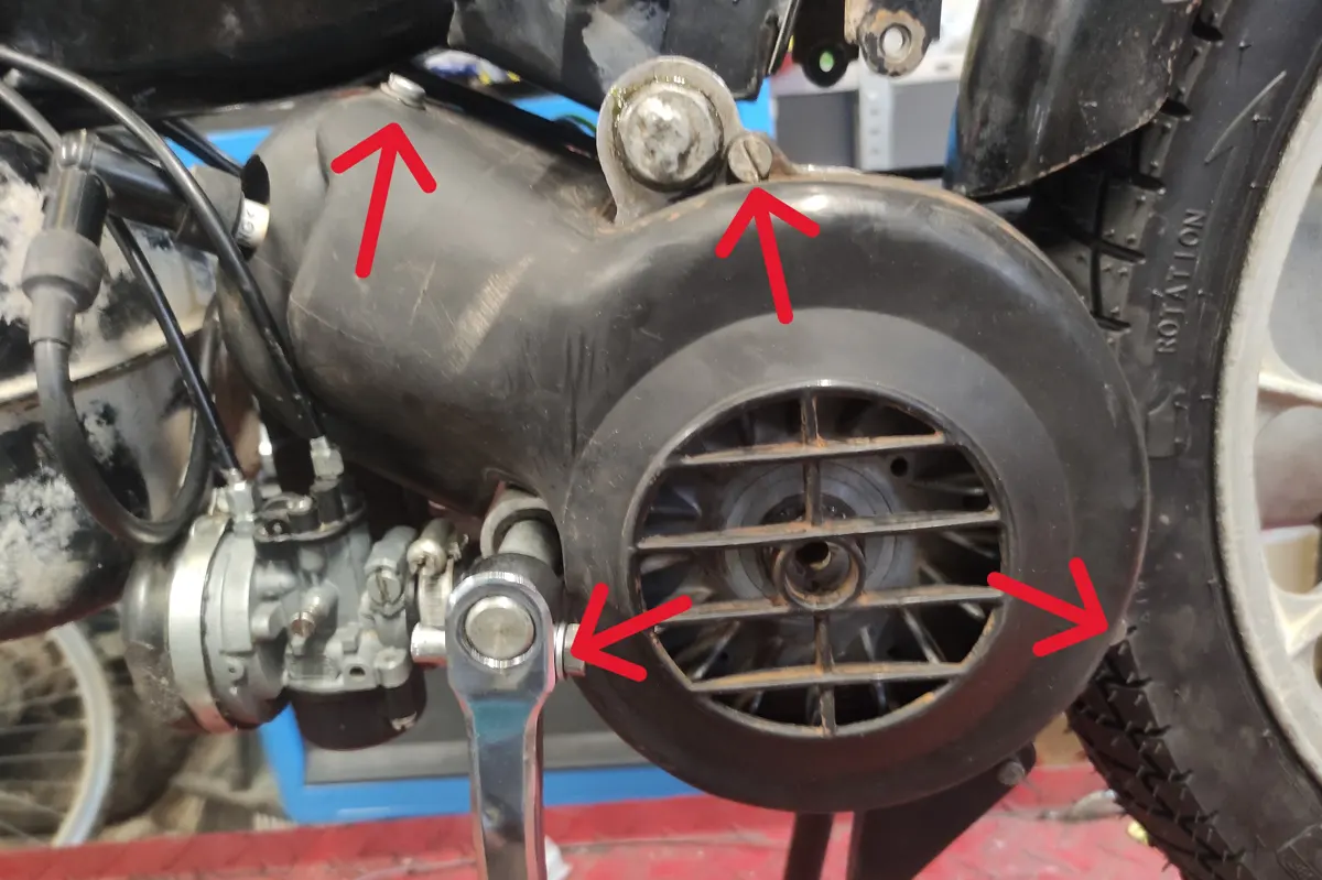 Tapa de la turbina del vespino con indicación de los tornillos que la anclan