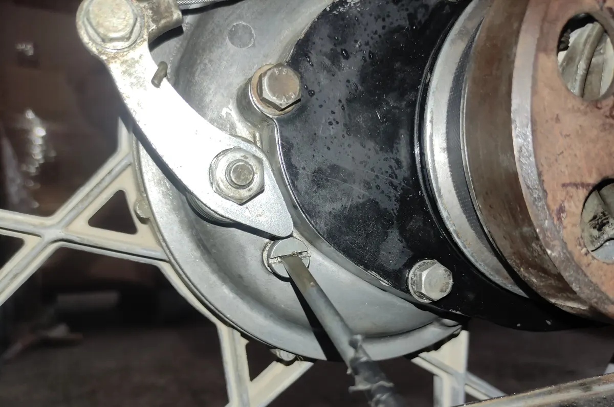 Tornillo de llenado del aceite de la reductora siendo aflojado para rellenarlo