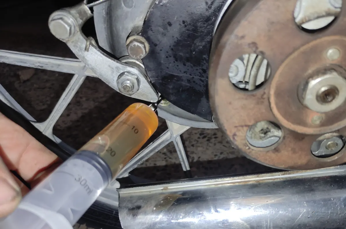 introducción de aceite en la reductora del vespino mediante una jeringuilla