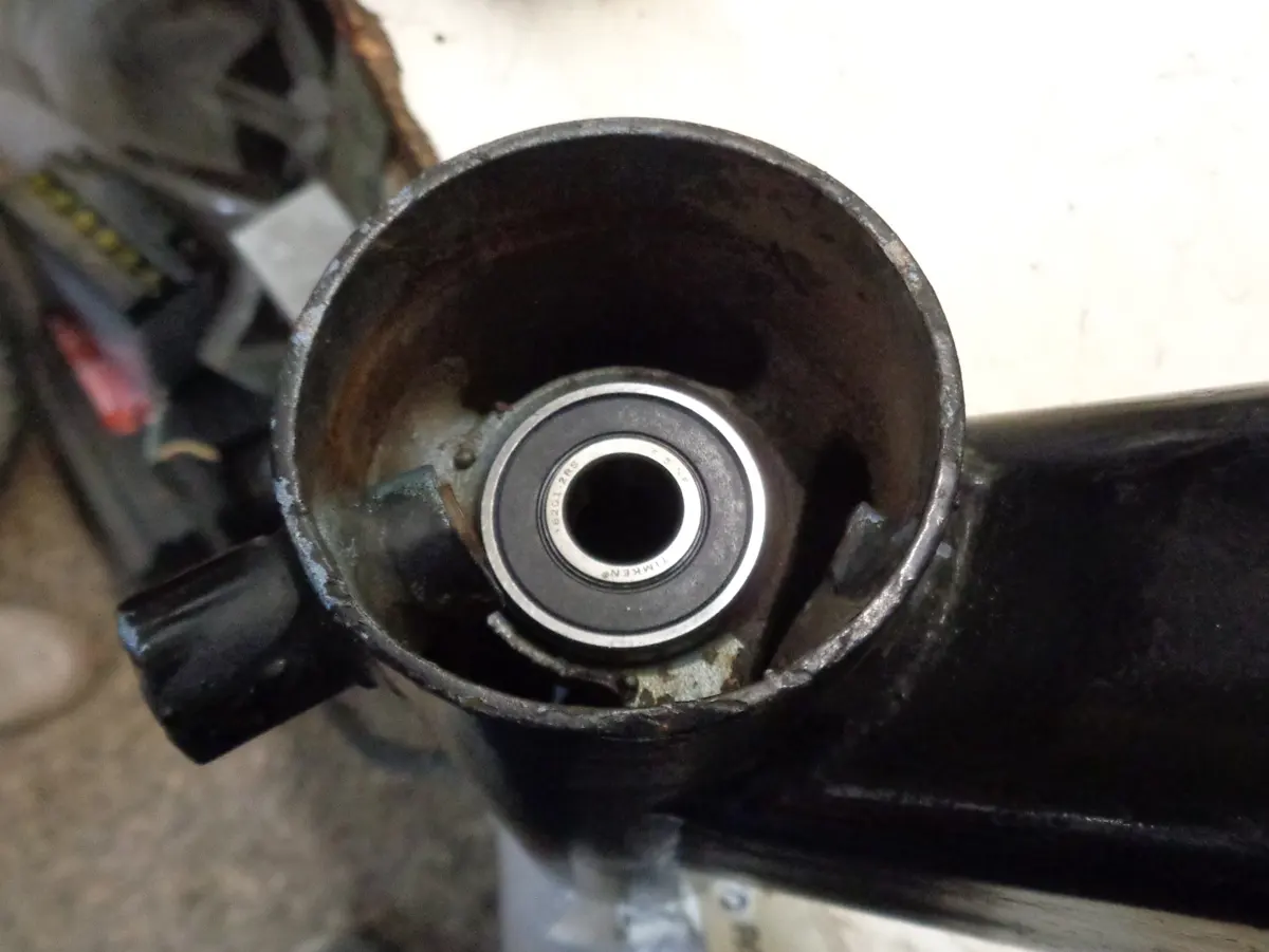 Colocación de rodamiento de dirección inferior de vespino en su alojamiento previo a su montaje definitivo