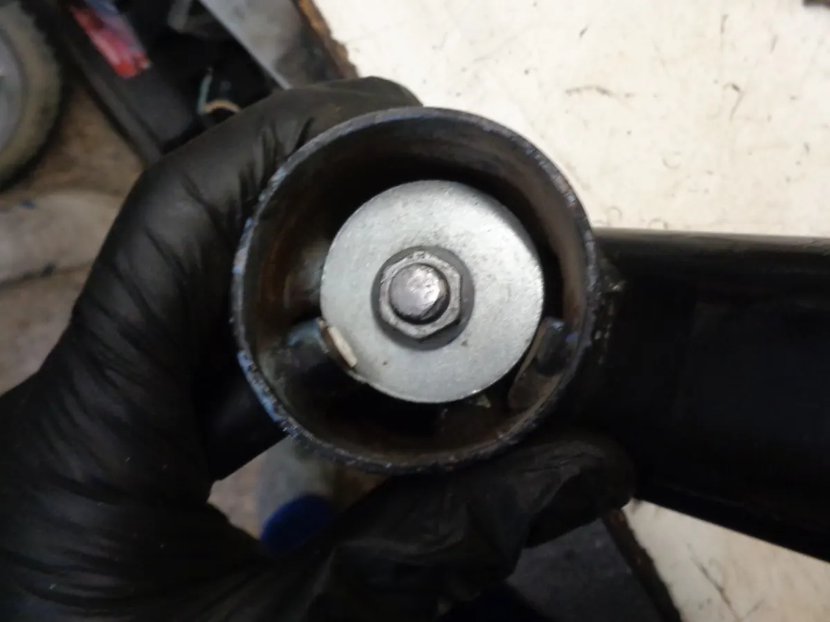 Detalle del momento en que se montó el rodamiento de dirección inferior de un Vespino con ayuda de un util para realizarlo