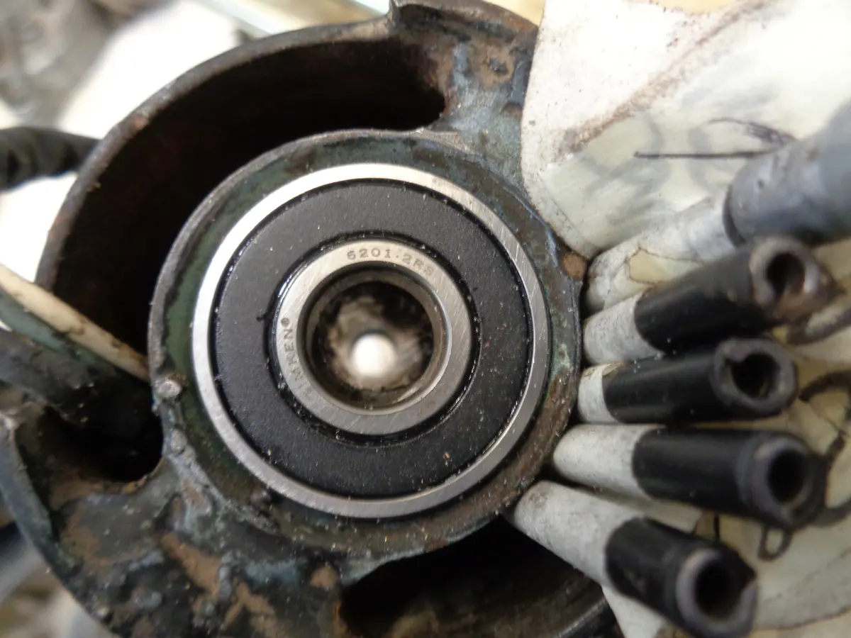 Detalle de los rodamientos de dirección de vespino montados, y vista del separador interno  