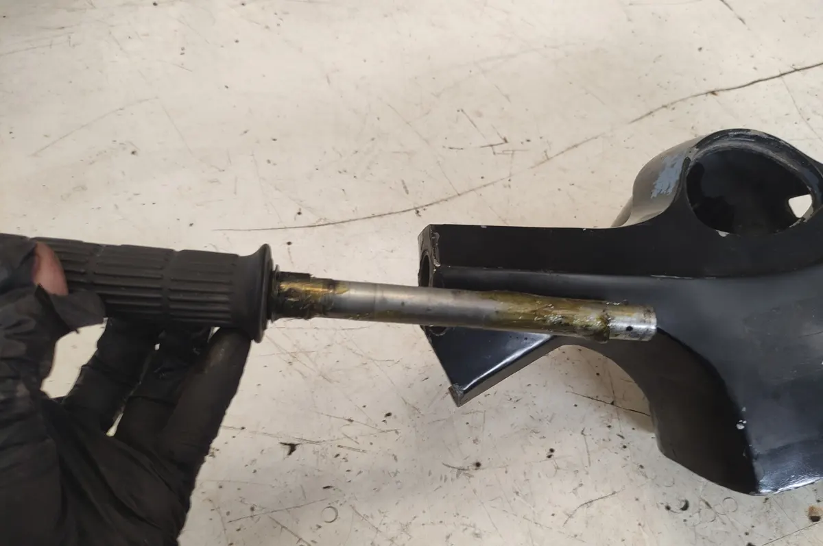 Mando de Vespino al que se ha engrasado la barra que se introducirá en el cabezón del Vespino