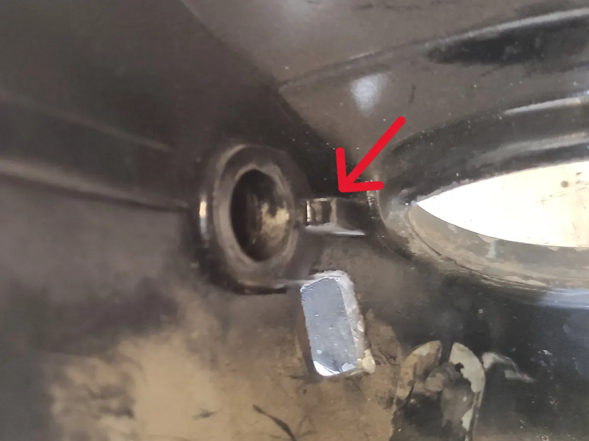 Detalle del interior del manillar del vespino inicando la parte del mismo que sirve de tope para los mandos