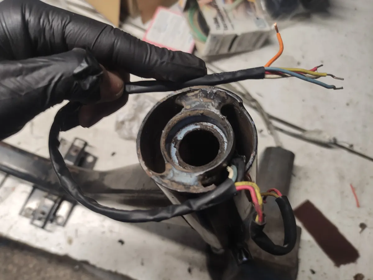 Cables electricos de masa de Vespino en su salida a la tija