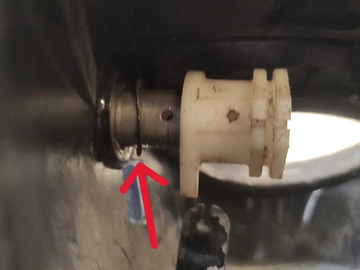 Detalle de la arandela elástica del mando de acelerador de un Vepino montada en su posición correcta