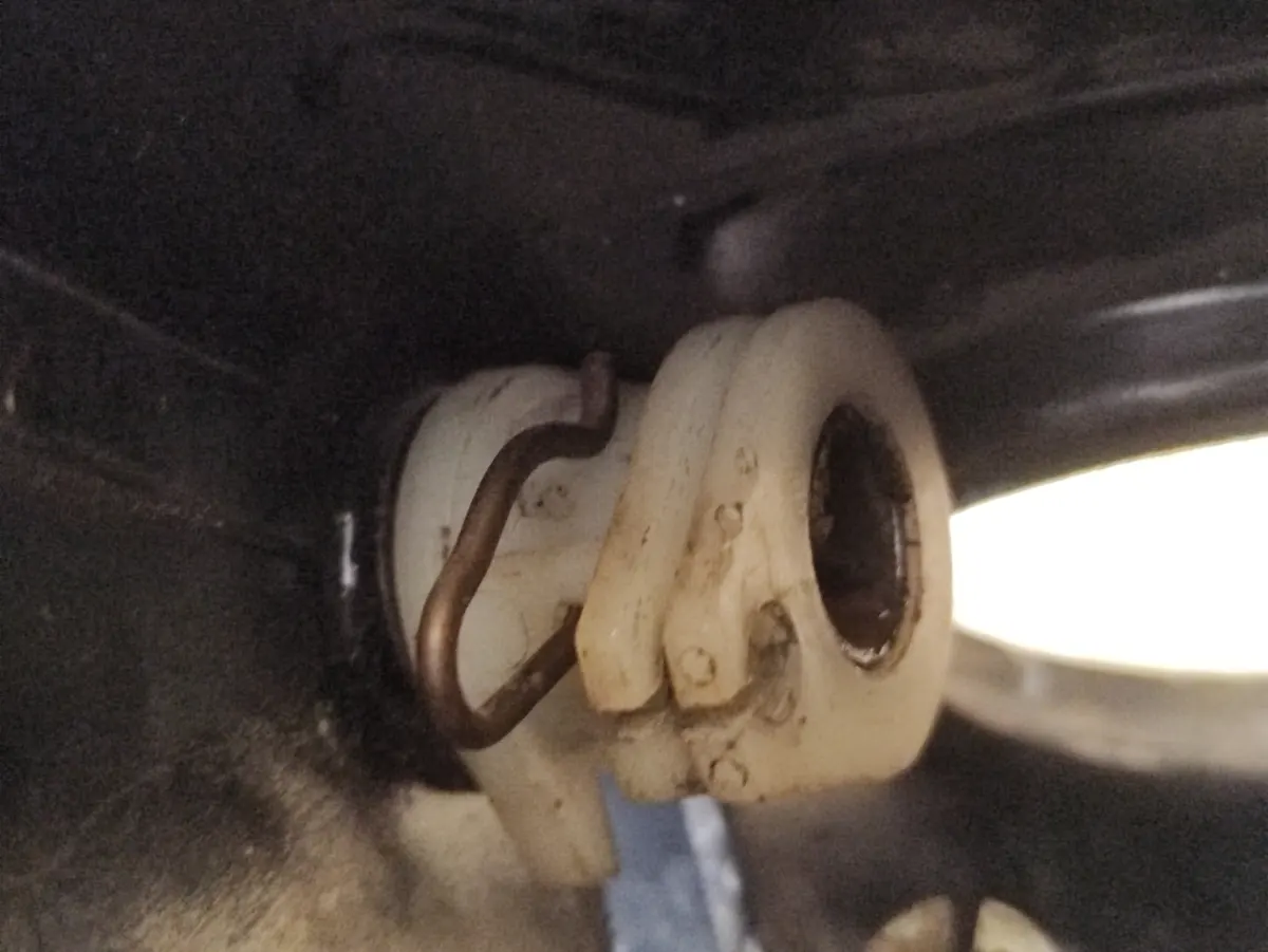 Momento en que se encara el pasador de la leva del acelerador con el eje del mando de acelerador, previo a introducirlo totalmente