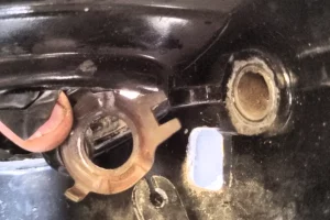 Detalle del montaje de la arandela que hace de tope en el selector del sistema Bici-moto de vespino previo a montar la Leva del mismo