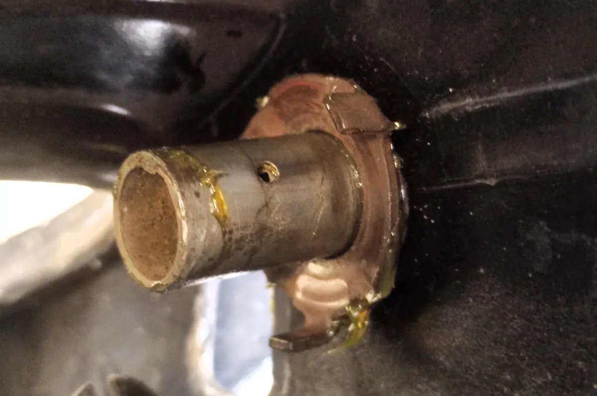 Detalle del como queda montada la arandela que hace de tope en el selector del sistema Bici-moto de Vespino previo a montar la Leva del mismo