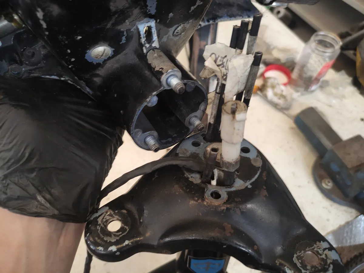 Detalle de la posición por las que pasan los cables de vespino a través de la tija superior de un Vespino SC