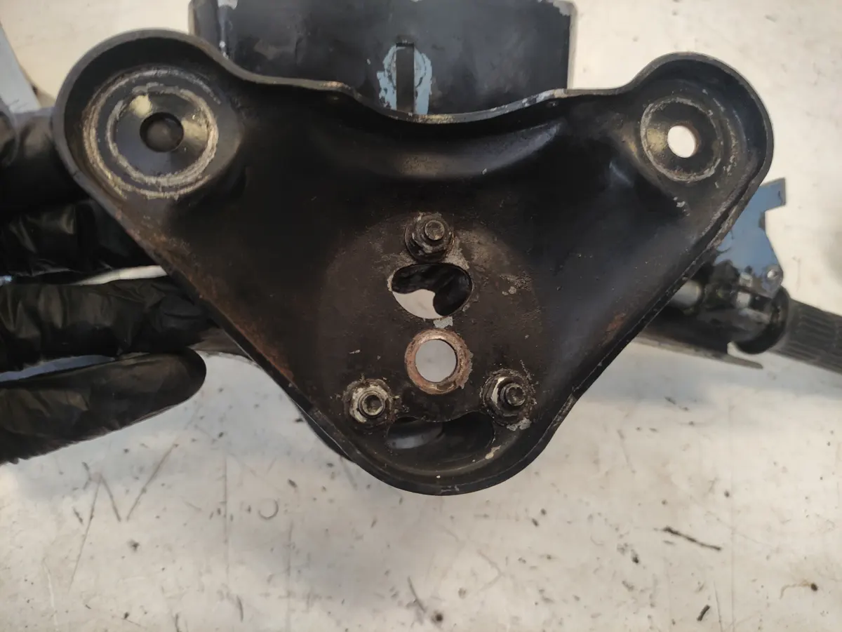 Detalle de la cara inferior de una tija superior de Vespino una vez apretados las tres tuercas que lo fijan al manillar