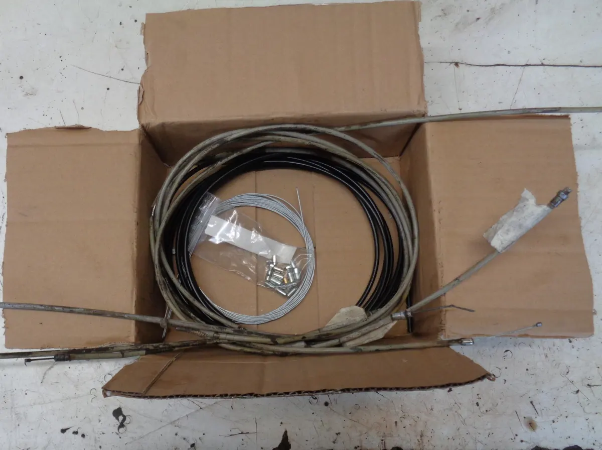 Caja con las fundas nuevas y viejas de un vespino