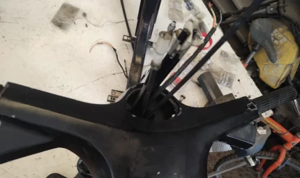 Detalle de los cables de los mandos de vespino saliendo del manillar tras haber sido cambiados