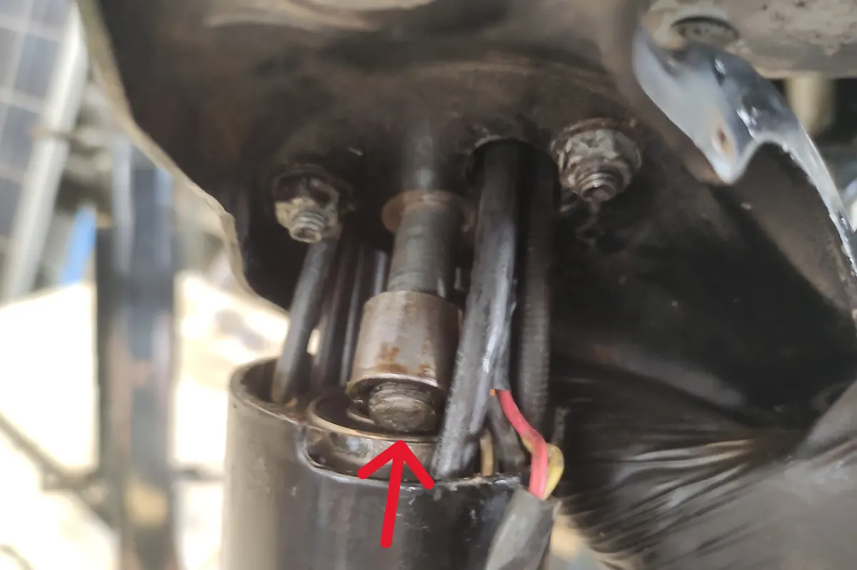 Detalle del casquillo intermedio entre tija y rodamientos de dirección, siendo atravesado por el eje de dirección