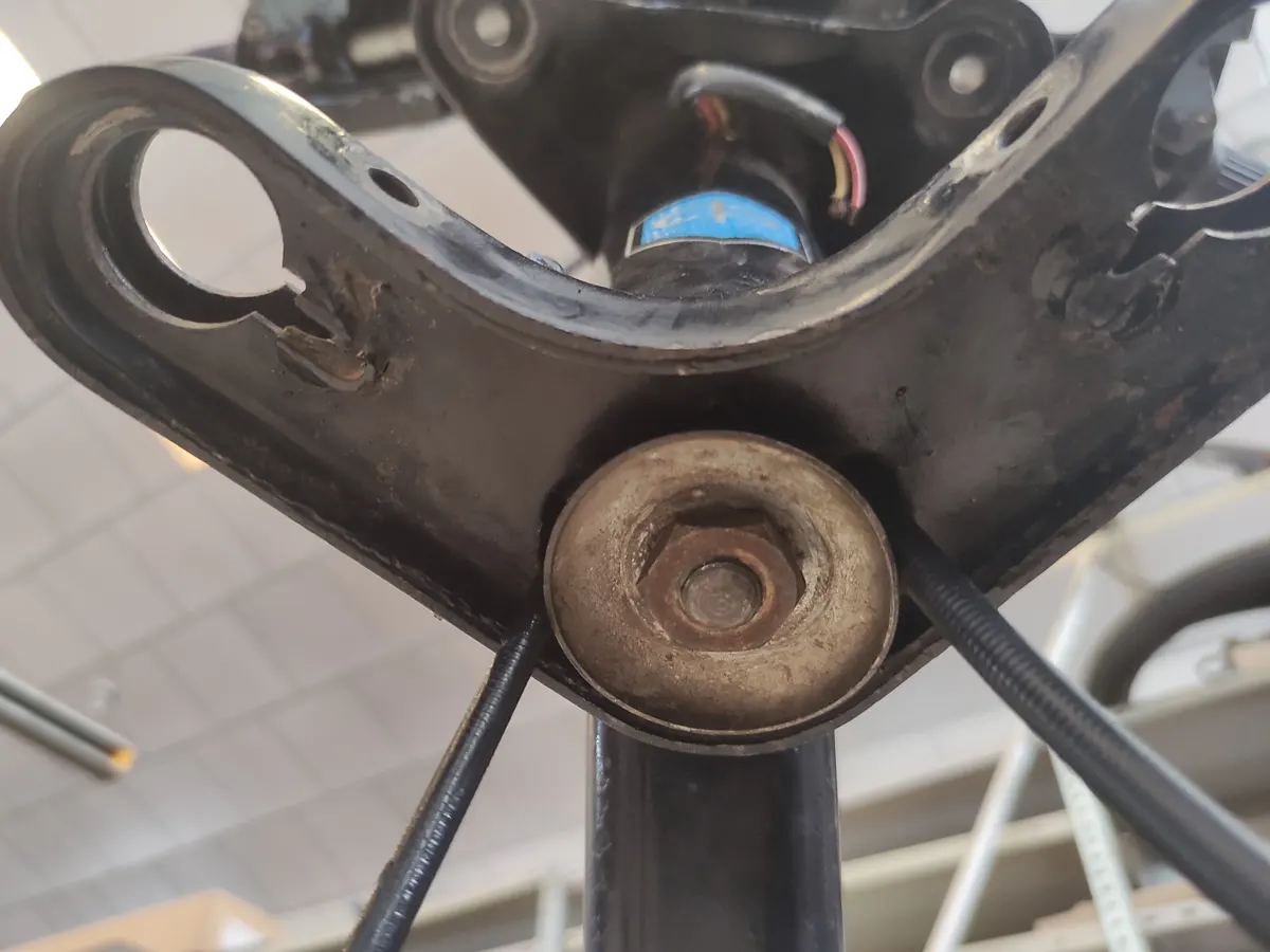 Detalle de la cazoleta y tuerca inferior del tornillo de dirección de un Vespino