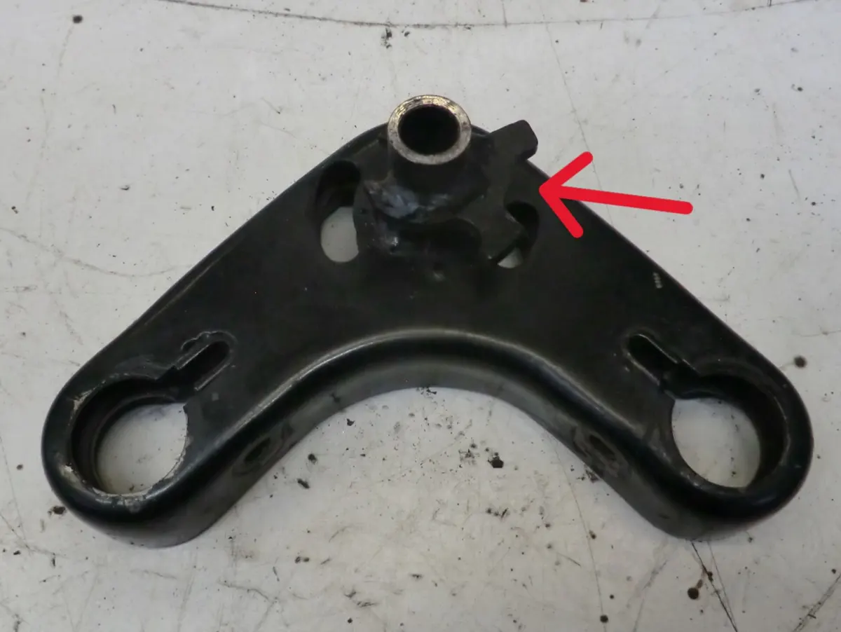 Detalle del tope de dirección de la tija inferior de Vespino, por el que pasa el cable del Cuentakilómetros