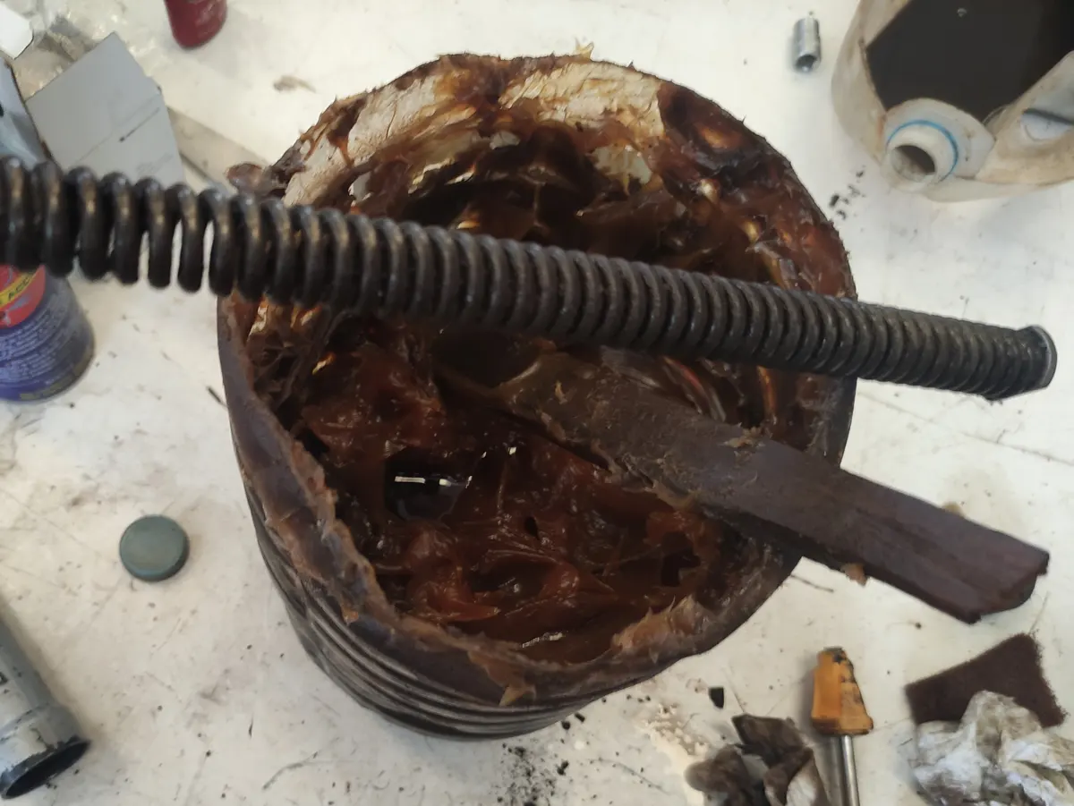 Muelles de suspensión delantera de vespino limpios previo a engrasarlos con grasa sólida