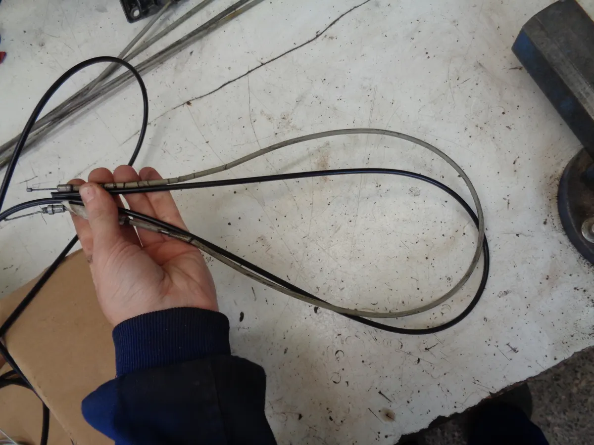 Cables de vespino originales junto a fundas nuevas con el objeto de cortarlas de la misma medida