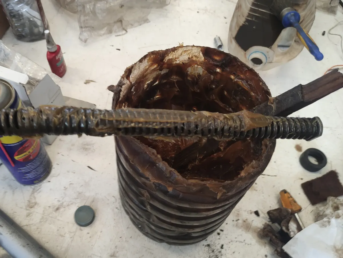 Muelles de suspensión delantera de vespino limpios engrasados con grasa sólida