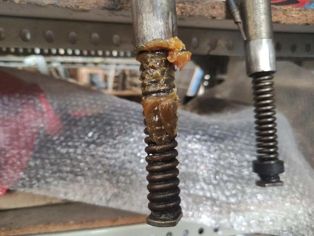 Muelles de suspensión delantera de Vespino, montados en las barras uno con grasa y el otro sin grasa