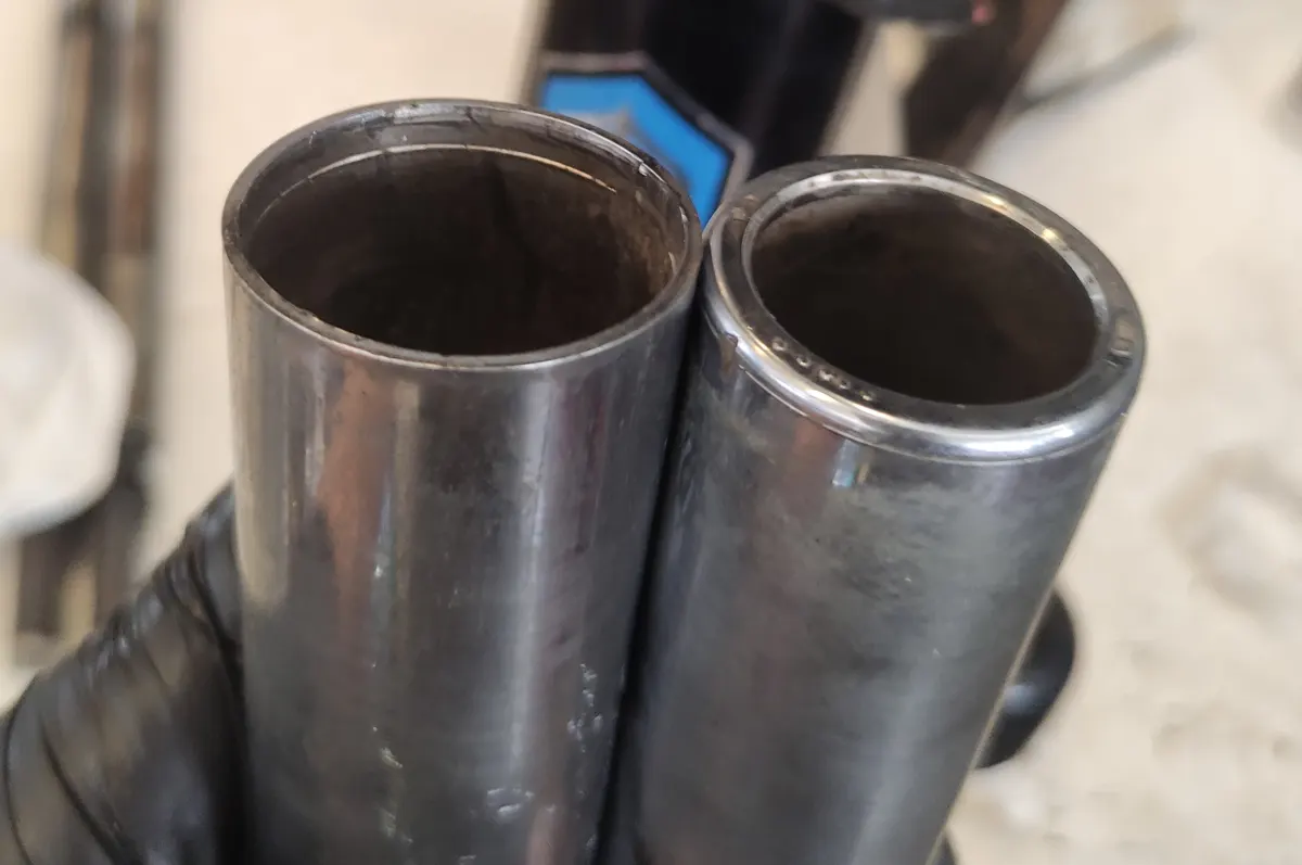 Comparativa de los extremos del embellecedor superior de un vespino, a la izquierda la parte donde se monta la goma a la izquierda sin goma