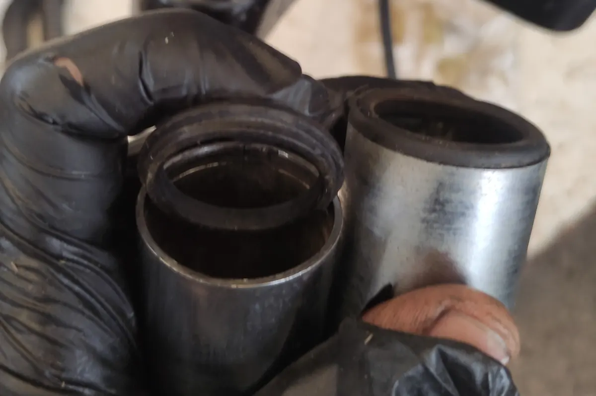 Extremo inferior del embellecedor superior de la suspensión de un vespino SC con sus gomas montadas