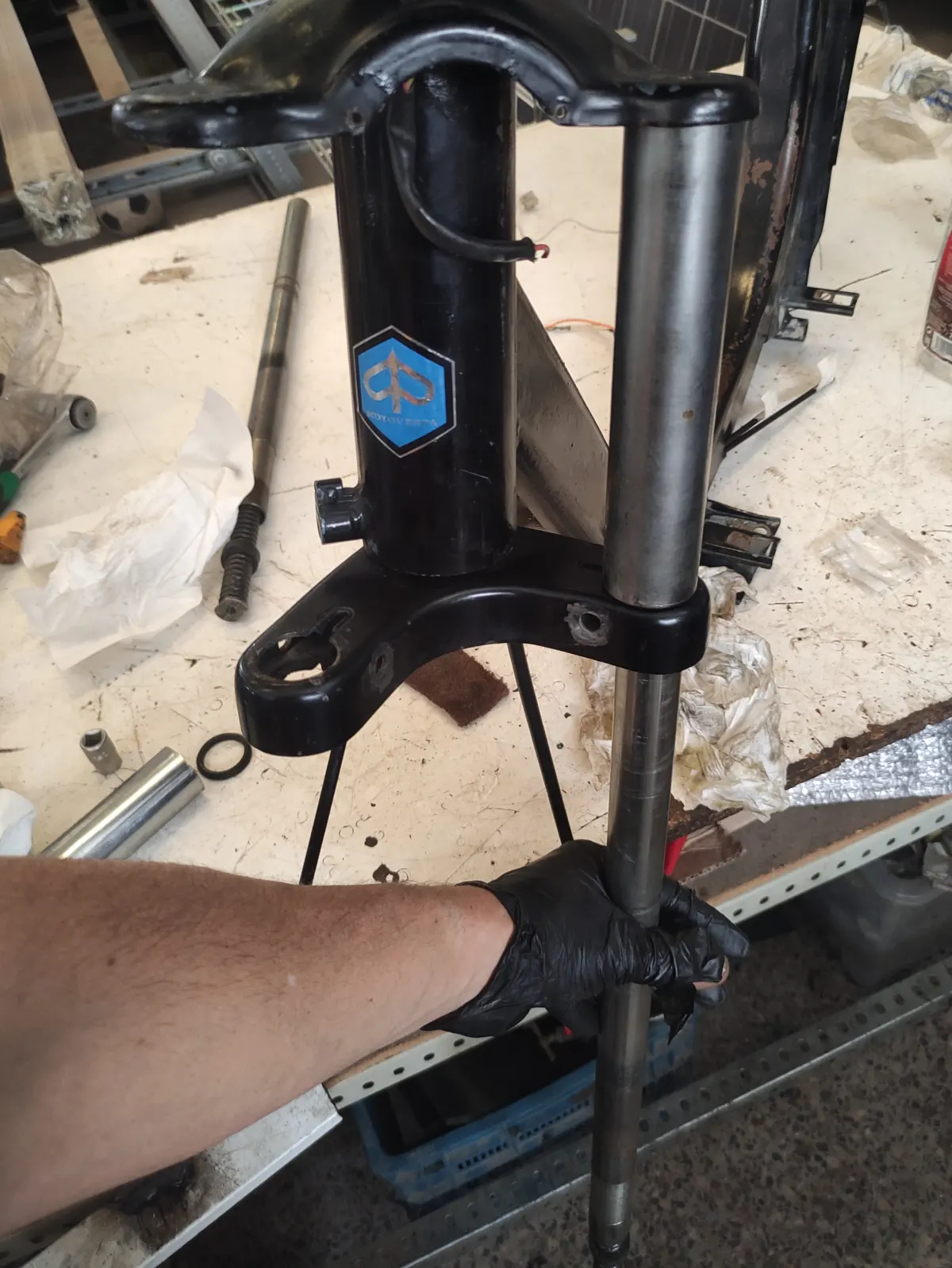 Detalle de la introducción de las barras de suspensión delantera de vespino en las tijas del mismo